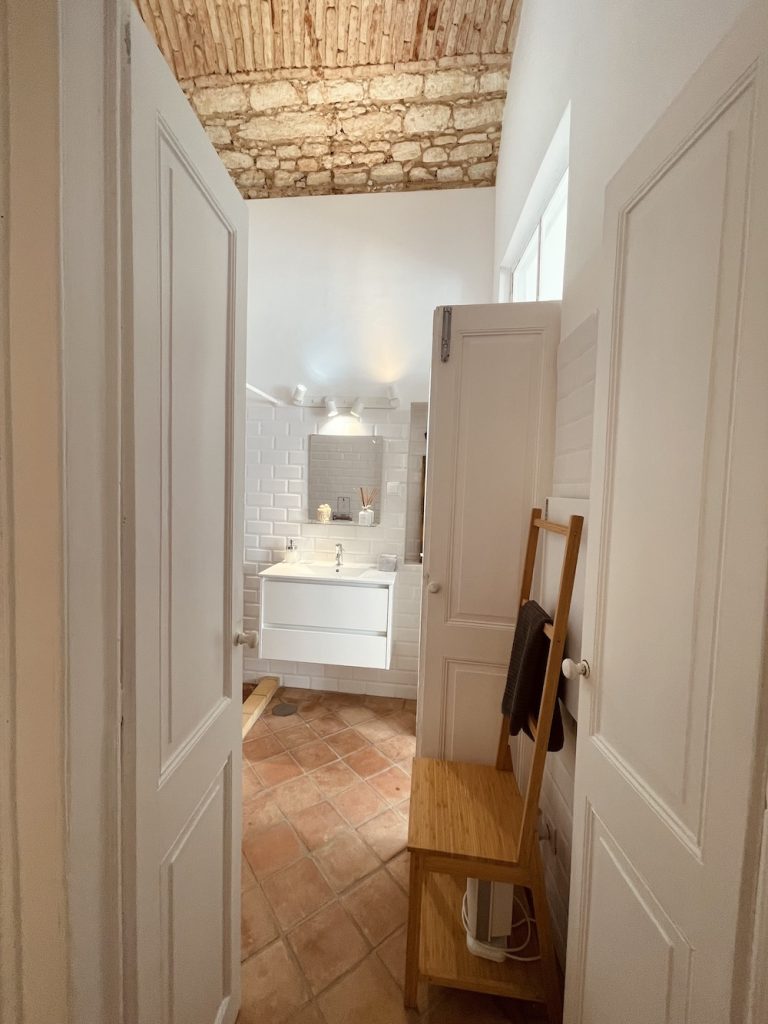 living-formosa-casa-dona-anna-first-bathroom02
