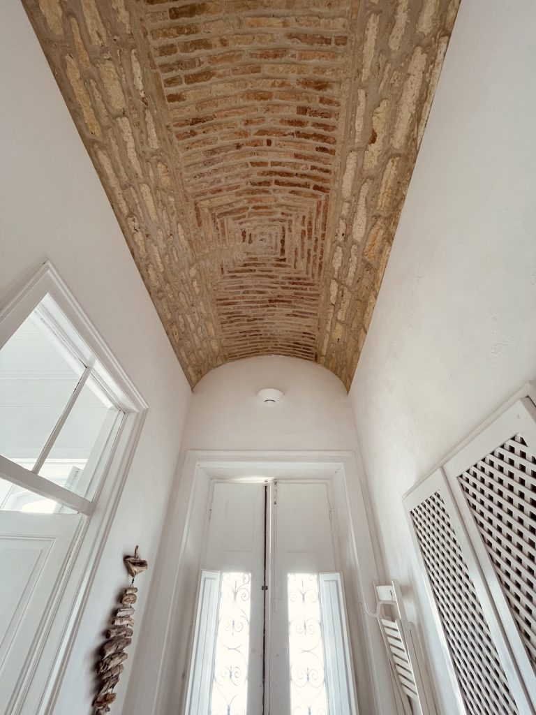 living-formosa-casa-dona-anna-hallway-ceiling01