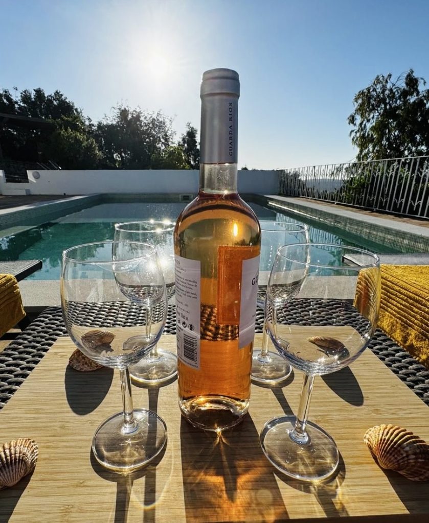 living-formosa-casa-monte-da-vinha-pool-drinks01