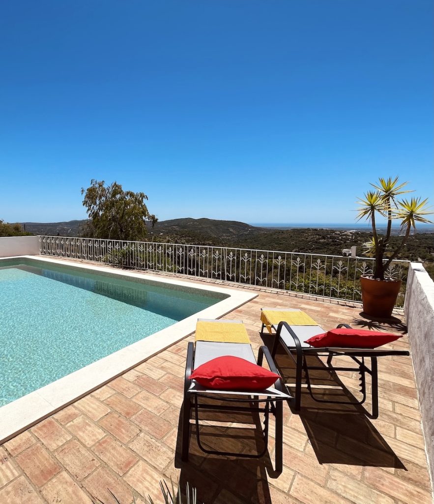 living-formosa-casa-monte-da-vinha-pool-sunbed01