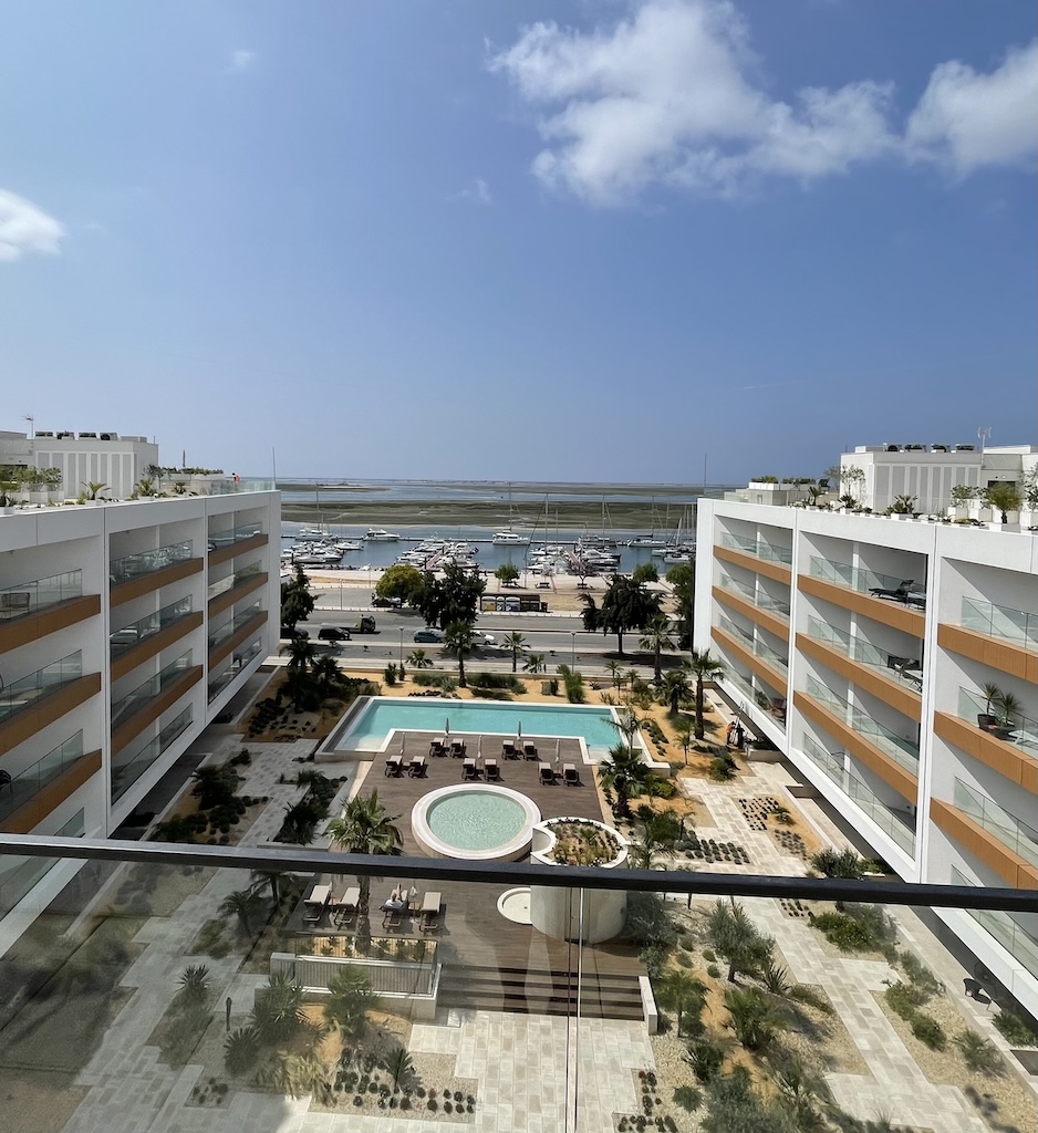 living-formosa-waterfront-living-de-luxe-allover02