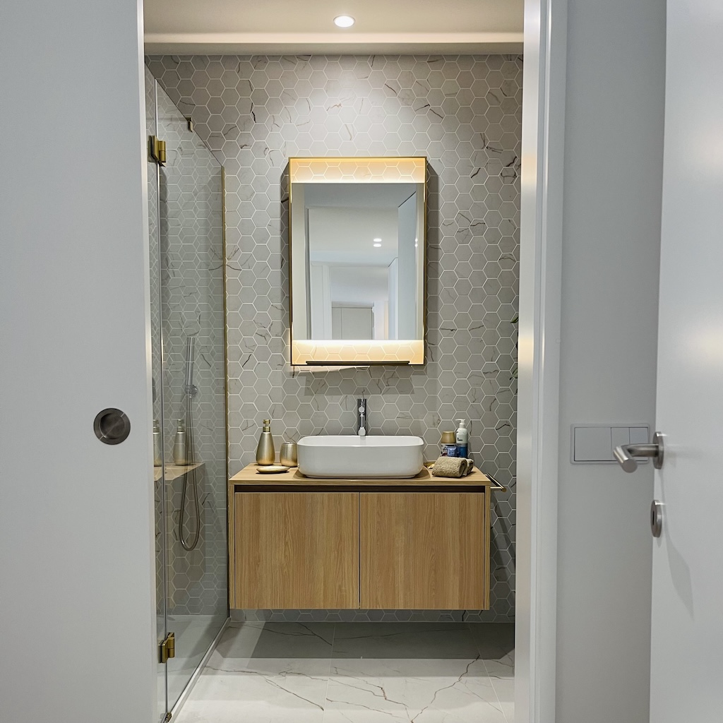 living-formosa-waterfront-living-de-luxe-bathroom1-01