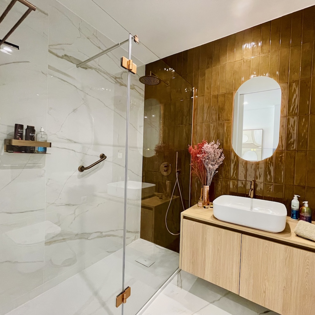 living-formosa-waterfront-living-de-luxe-bathroom2-01