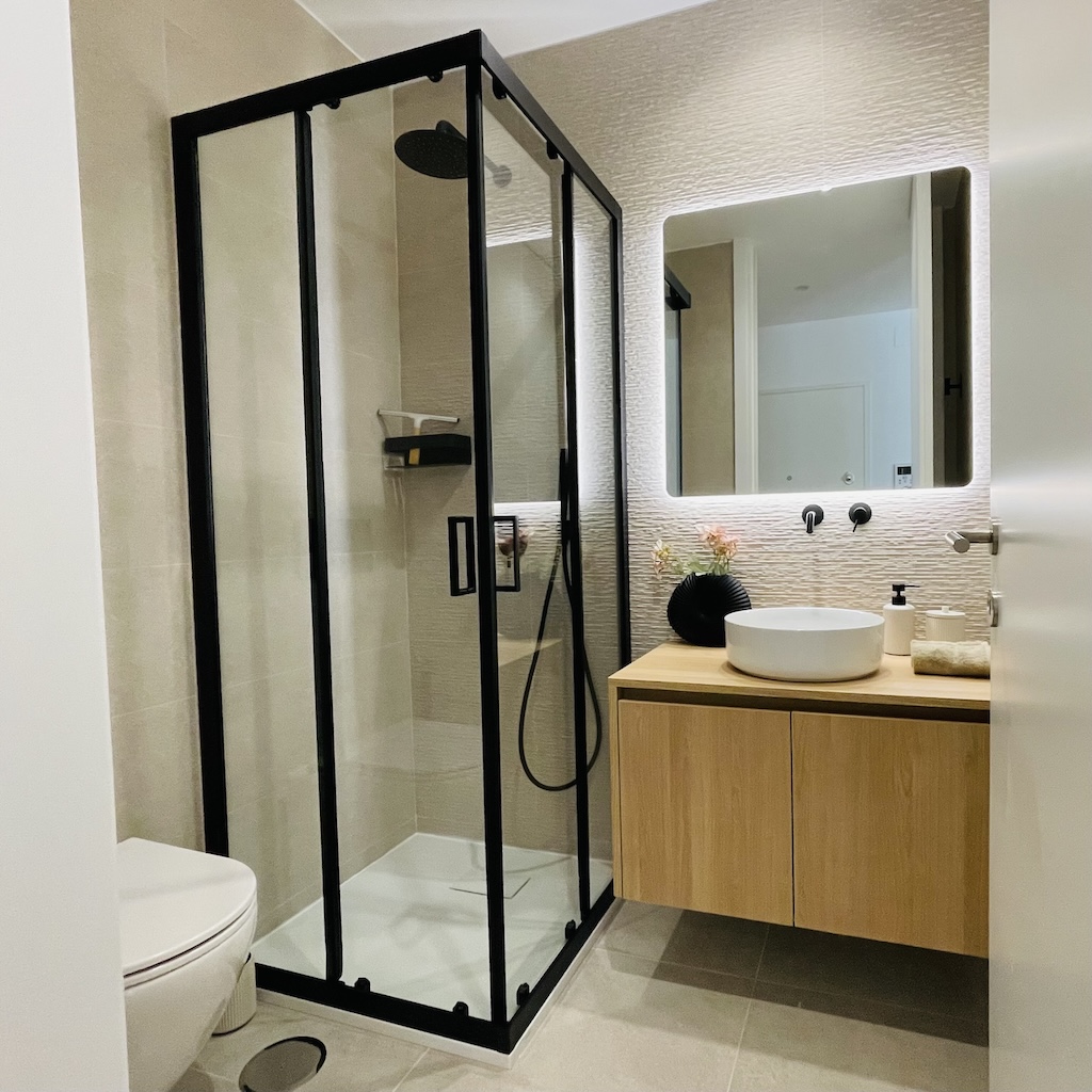 living-formosa-waterfront-living-de-luxe-bathroom3-01