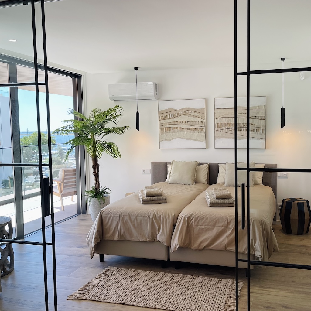 living-formosa-waterfront-living-de-luxe-bedroom2-01