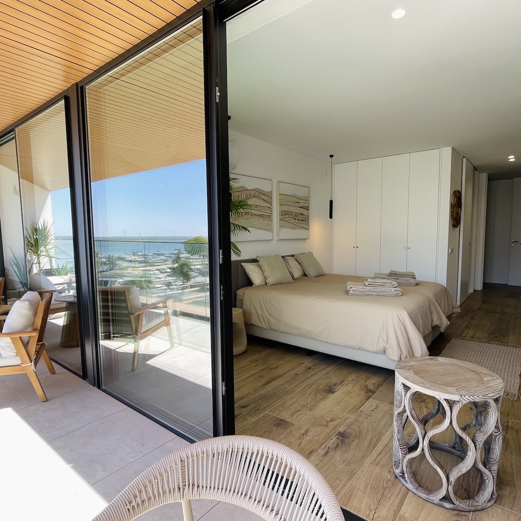 living-formosa-waterfront-living-de-luxe-bedroom2-02