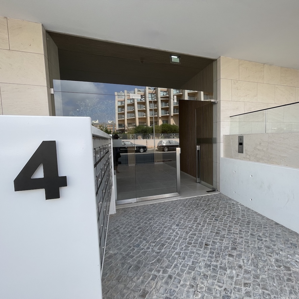 living-formosa-waterfront-living-de-luxe-entrance01
