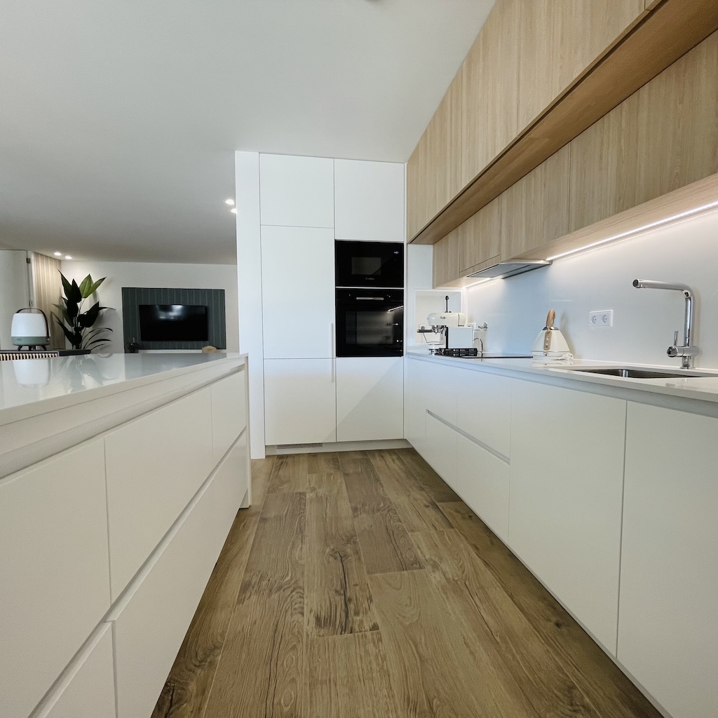 living-formosa-waterfront-living-de-luxe-kitchen01