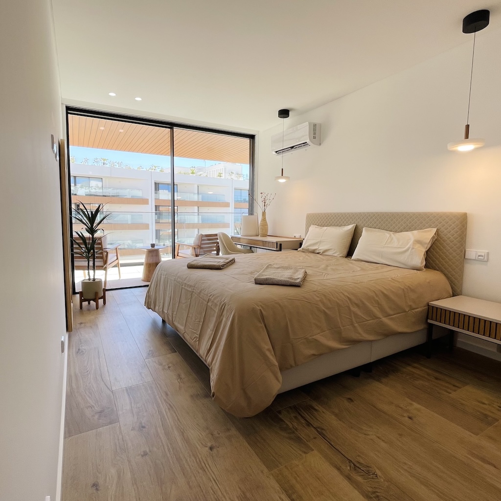 living-formosa-waterfront-living-de-luxe-master-bedroom01