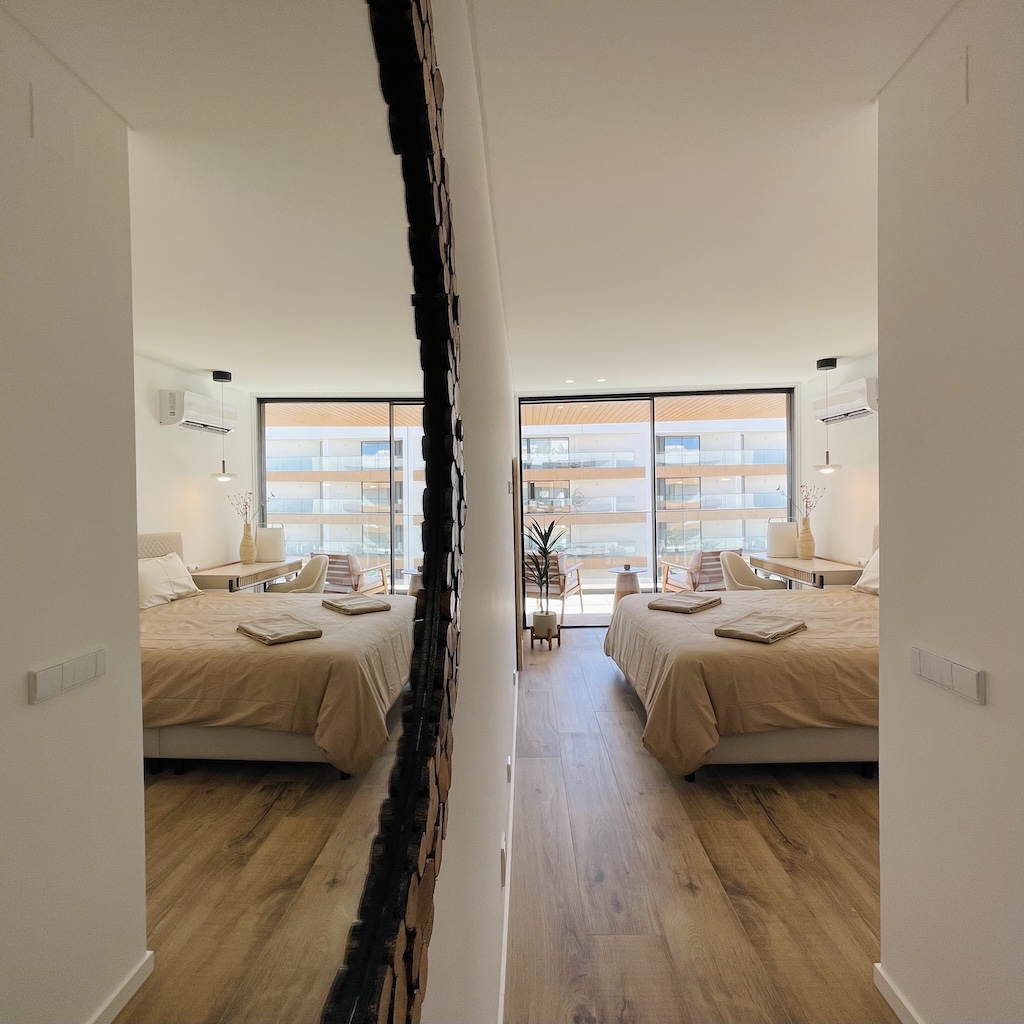 living-formosa-waterfront-living-de-luxe-master-bedroom02