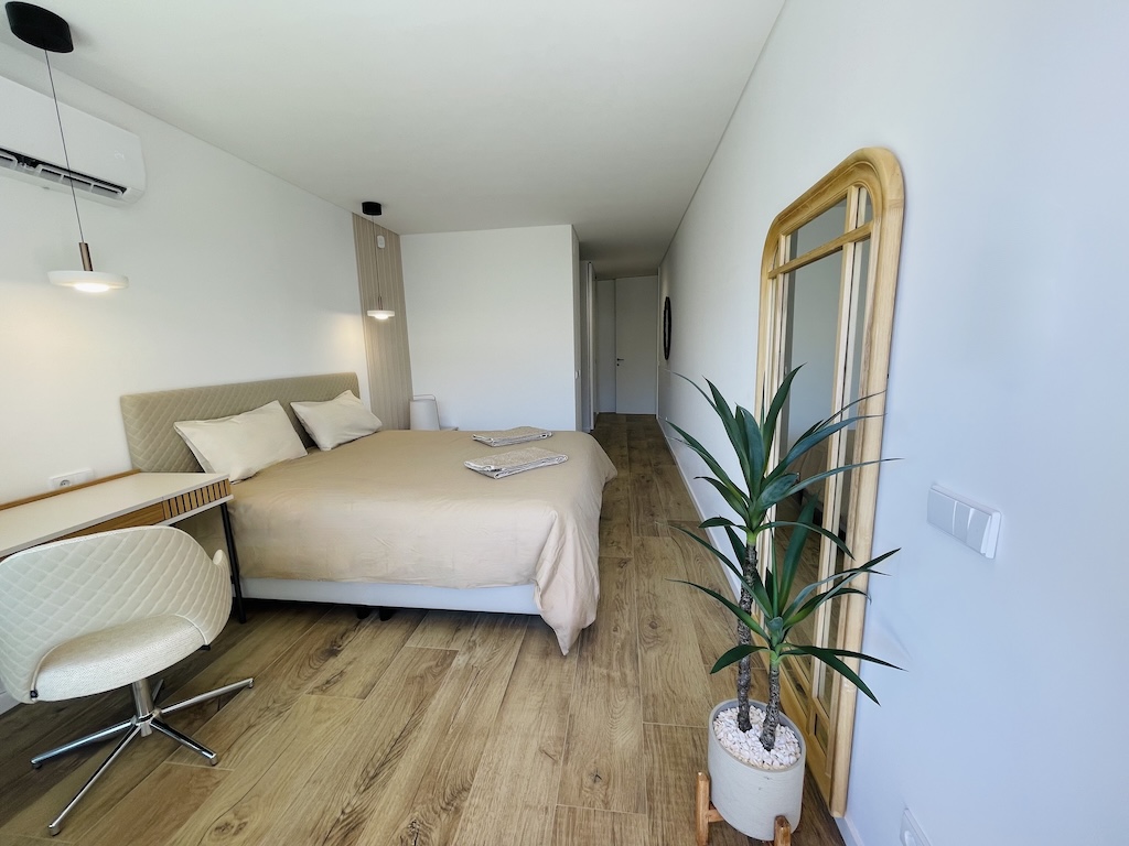 living-formosa-waterfront-living-de-luxe-master-bedroom03