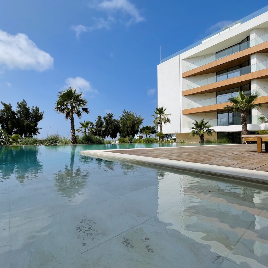 living-formosa-waterfront-living-de-luxe-pool-garden01