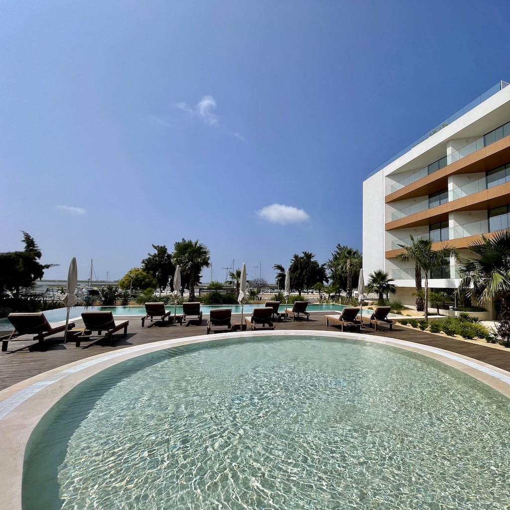 living-formosa-waterfront-living-de-luxe-pool-garden02