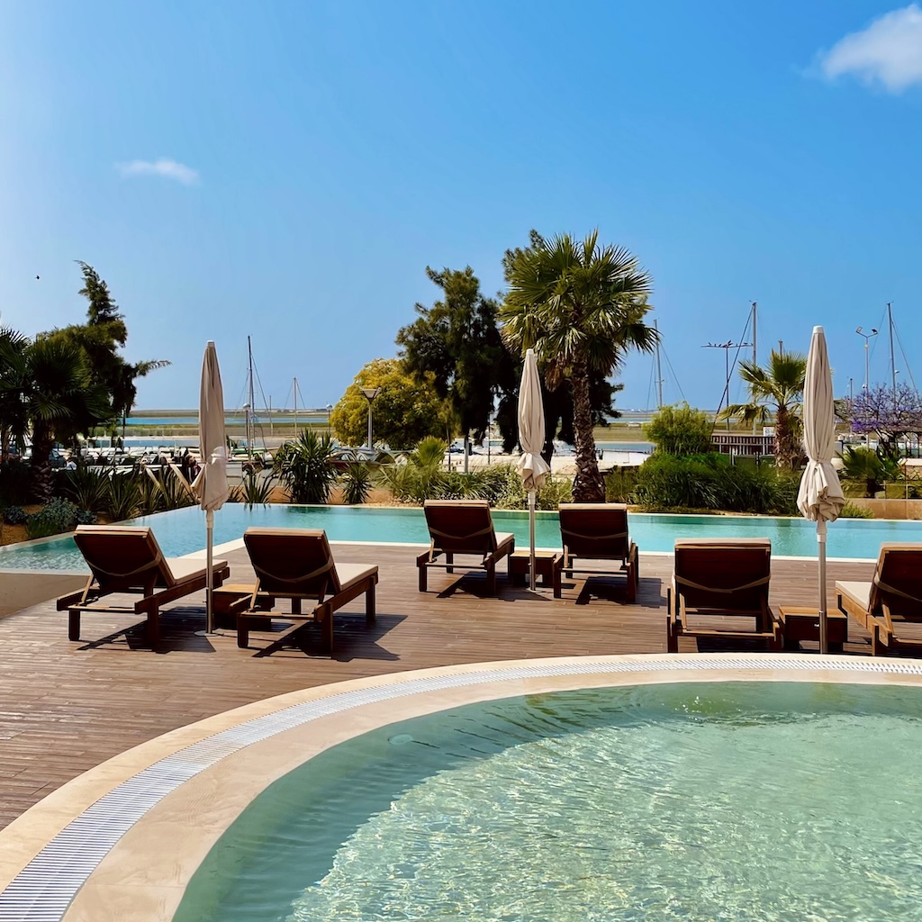 living-formosa-waterfront-living-de-luxe-pool-garden03